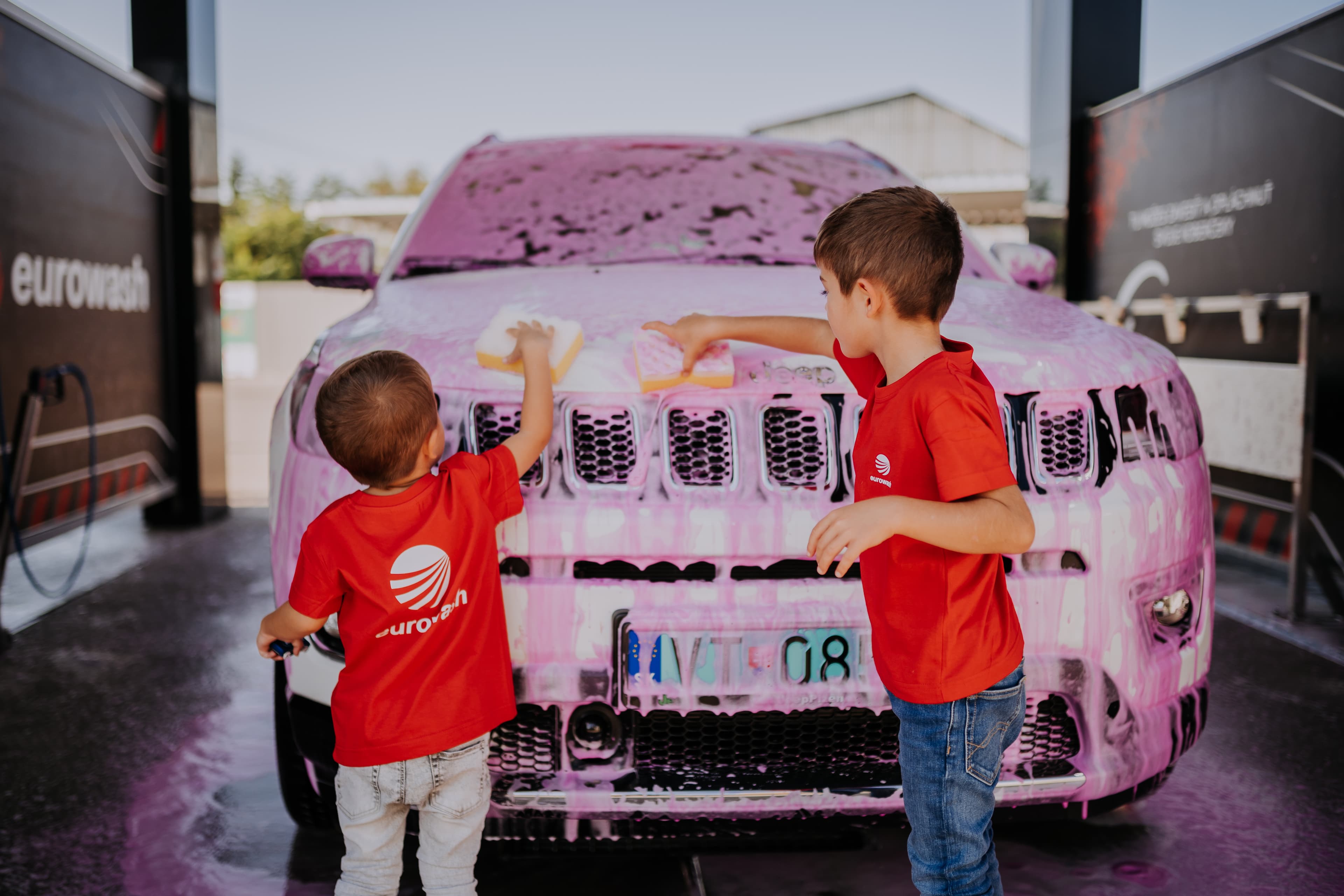 Spokojni zakaznici EUROWASH pri umyvani auta v samoobsluznom boxe